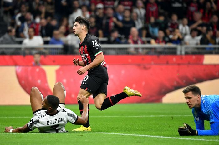 Wojciech Szczesny (kanan bawah) hanya terpaku setelah Brahim Diaz cetak gol dalam duel AC Milan vs Juventus pada lanjutan Liga Italia di San Siro (8/10/2022).