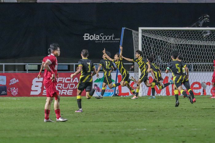 Timnas U-17 Malaysia selebrasi gol ke gawang Indonesia dalam Kualifikasi Piala Asia U-17 2023 di Stadion Pakansari, Bogor,  9 Oktober 2022. Malaysia menang 5-1 dan menyingkirkan Garuda Asia.