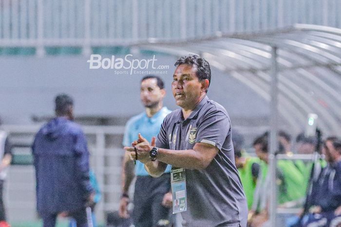 Pelatih timnas U-17 Indonesia, Bima Sakti, tampak sedang memberikan intruksi kepada para pemainnya saat bertanding dalam laga Kualifikasi Piala Asia U-17 2023 di Stadion Pakansari, Bogor, Jawa Barat, 9 Oktober 2022.