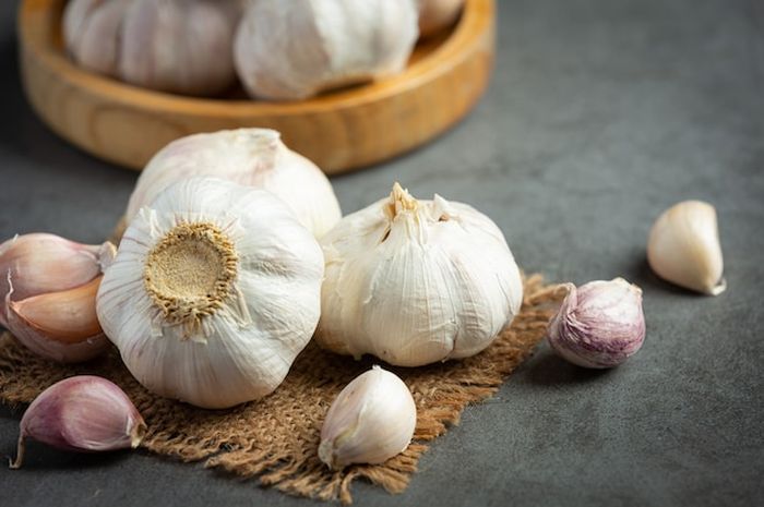 Cara beli bawang putih yang kualitasnya bagus wajib diketahui oleh para ibu rumah tangga.
