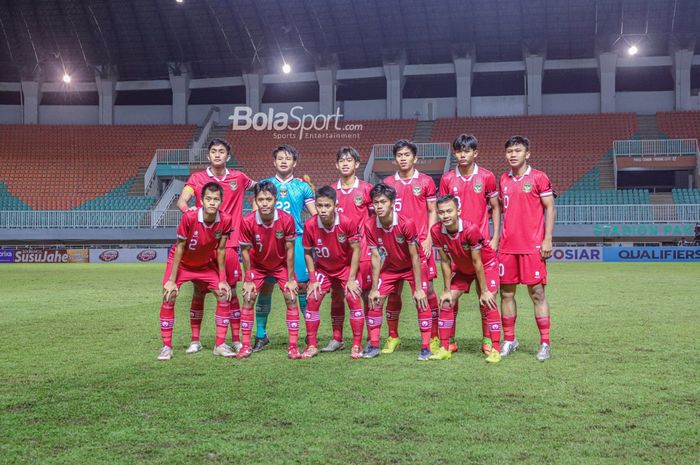 Skuat timnas U-17 Indonesia (skuad timnas U-17 Indonesia) sedang berfoto bersama jelang laga Kualifikasi Piala Asia U-17 2023 di Stadion Pakansari, Bogor, Jawa Barat, 9 Oktober 2022.