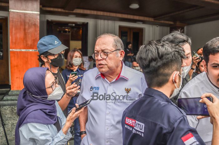 Komite Disiplin PSSI, Erwin Tobing (tengah), sedang memberikan keterangan kepada awak media di Kantor Kemenko Polhukam, Jakarta, 11 Oktober 2022.