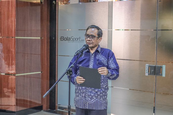 Menteri Koordinator Politik, Hukum dan Keamanan, Mahfud MD, sedang memberikan keterangan kepada awak media di Kantor Kemenko Polhukam, Jakarta, 11 Oktober 2022.