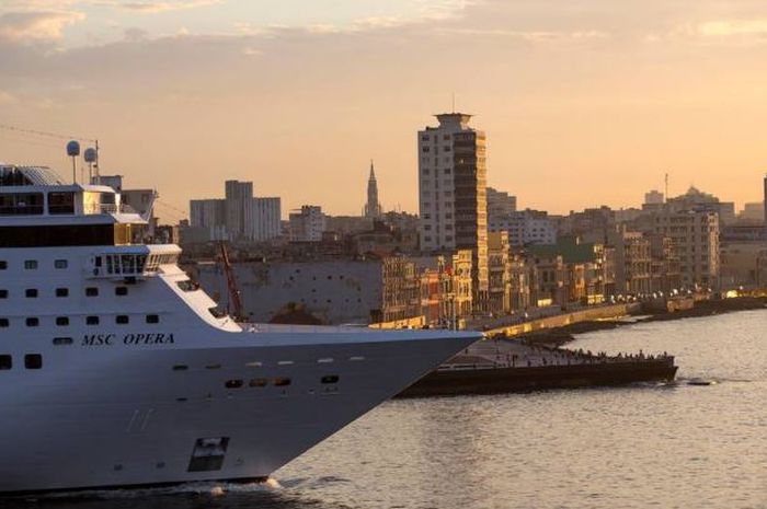 Kapal pesiar MSC Opera melewati tembok laut Malecon saat meninggalkan pelabuhan di Havana, Kuba, 4 Februari 2016.