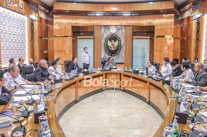 Menteri Koordinator Bidang Politik, Hukum dan Keamanan Indonesia, Mahfud MD (tengah), tampak memimpin rapat dengan sejumlah petinggi PSSI di Kantor Kemenko Polhukam, Jakarta, 11 Oktober 2022.