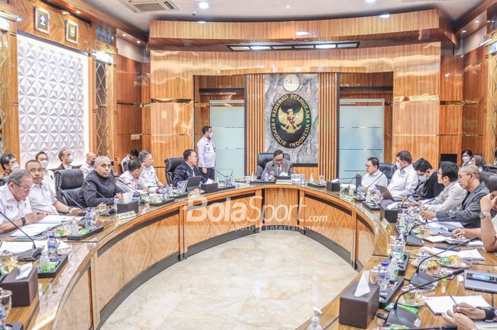 Menteri Koordinator Bidang Politik, Hukum dan Keamanan Indonesia, Mahfud MD (tengah), tampak memimpin rapat dengan sejumlah petinggi PSSI di Kantor Kemenko Polhukam, Jakarta, 11 Oktober 2022.