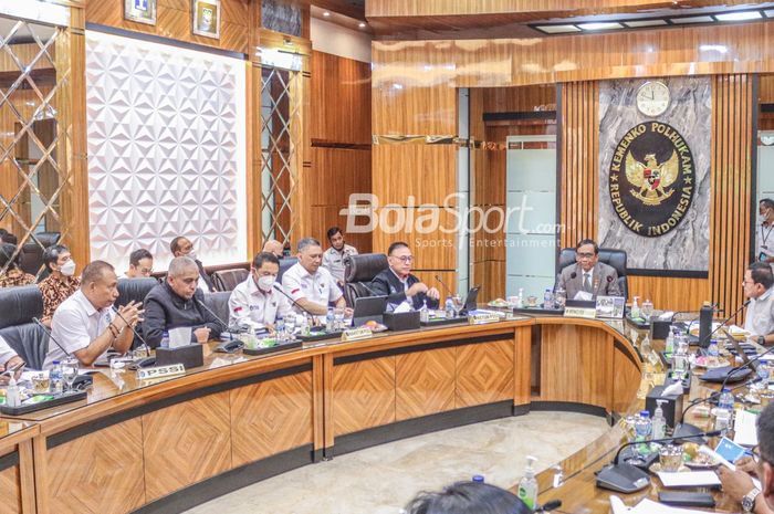 Menteri Koordinator Bidang Politik, Hukum dan Keamanan Indonesia, Mahfud MD (tengah), tampak memimpin rapat dengan sejumlah petinggi PSSI (Ahmad Riyadh, Yunus Nusi, Iwan Budianto, Mochamad Iriawan) di Kantor Kemenko Polhukam, Jakarta, 11 Oktober 2022.