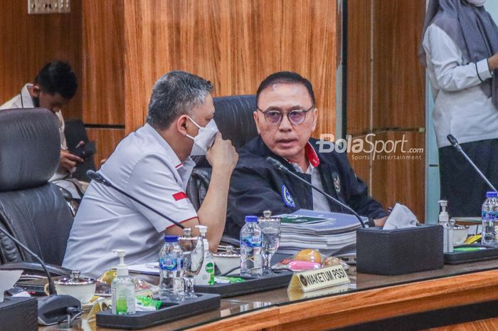 Ketua Umum PSSI, Mochamad Iriawan (kanan), tampak sedang berdiskusi dengan Wakil Ketua PSSI bernawa Iwan Budianto (kiri) dalam rapatnya di Kantor Kemenko Polhukam, Jakarta, 11 Oktober 2022.