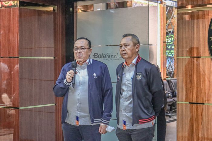 Direktur Utama PT LIB (Liga Indonesia Baru), Akhmad Hadian Lukita (kiri) dan ditemani Direktur Operasional PT LIB bernama Sudjarno (kanan) sedang memberikan keterangan kepada awak media di Kantor Kemenko Polhukam, Jakarta, 11 Oktober 2022.