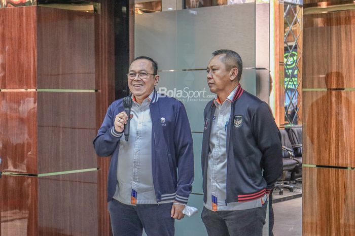 Direktur Utama PT LIB (Liga Indonesia Baru), Akhmad Hadian Lukita (kiri) dan ditemani Direktur Operasional PT LIB bernama Sudjarno (kanan) sedang memberikan keterangan kepada awak media di Kantor Kemenko Polhukam, Jakarta, 11 Oktober 2022.