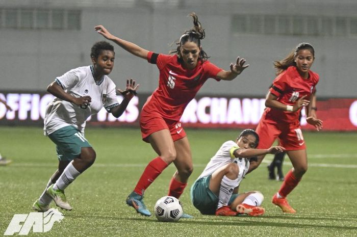 Timnas Indonesia putri saat melawan Singapura di Stadion Jalan Besa (10/10/2022). 