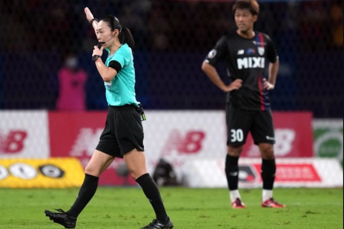 Yoshimi Yamashita, saat memimpin sebuah pertandingan di Liga Jepang.