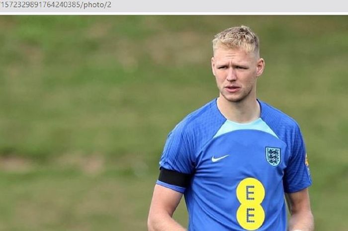 Aaron Ramsdale dalam sesi latihan timnas Inggris.