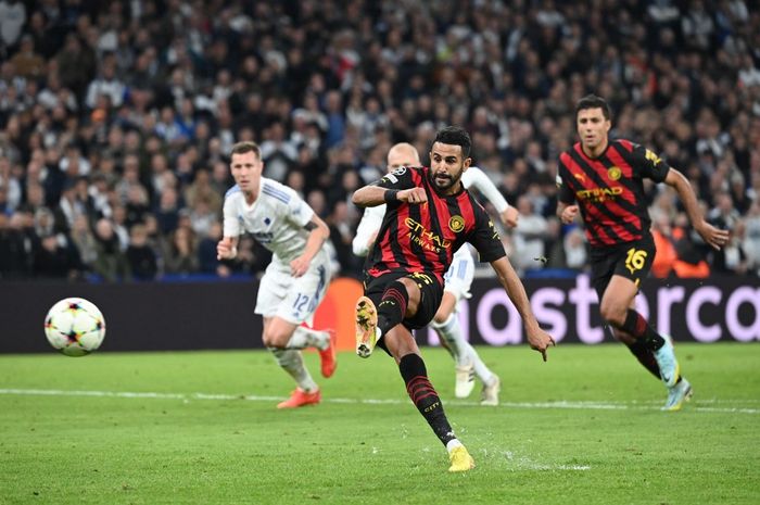 Winger Manchester City, Riyad Mahrez, mengeksekusi penalti dalam laga Grup G Liga Champions kontra Copenhagen di Stadion Parken, Selasa (11/10/2022).