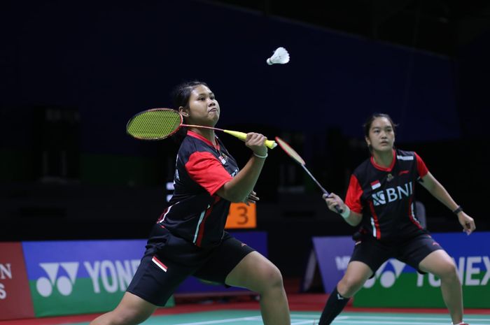 Pasangan ganda putri Indonesia, Nita Violina Marwah/Tryola Nadia, saat berlaga pada babak ajang Indonesia International Challenge 2022 di Platinum Arena, Malang, Jawa Timur, Rabu (12/10/2022)