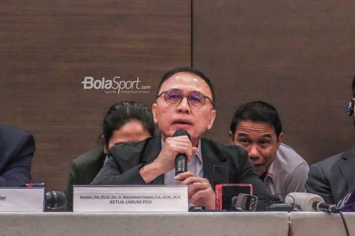 Ketua Umum PSSI, Mochamad Iriawan, sedang memberikan jumpa pers di Hotel Fairmont, Jakarta, 13 Oktober 2022.