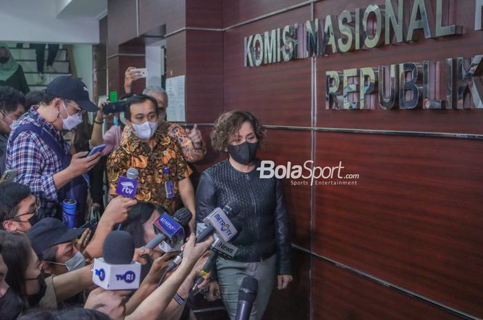 Direktur Progamming Surya Citra Media (SCM), Harsiwi Achmad, tampak dihampiri media seusai menjalani pemeriksaan di Kantor Komnas HAM, Jakarta, 13 Oktober 2022.