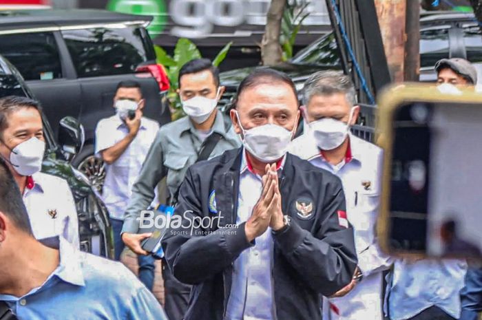 Ketua Umum PSSI, Mochamad Iriawan, serta jajaran lainnya tiba di Komnas HAM, Jakarta, 13 Oktober 2022.