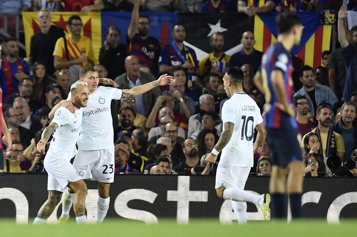 Gelandang Inter Milan, Nicolo Barella (kedua dari kiri), merayakan gol ke gawang Barcelona dalam laga Grup C Liga Champions di Stadion Camp Nou, Rabu (12/10/2022).