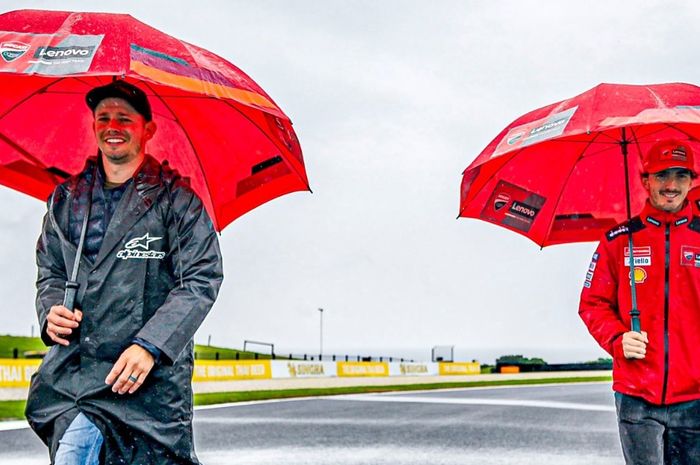 Pembalap Ducati Lenovo, Francesco Bagnaia (kanan), melakukan track walk bersama Casey Stoner jelang seri balap MotoGP Australia di Sirkuit Phillip Island, Australia, pada 14-16 Oktober 2022.