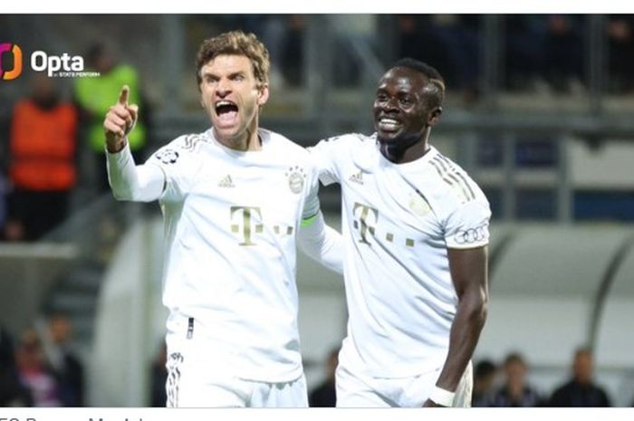 Dua pemain Bayern Muenchen, Thomas Mueller (kiri) dan Sadio Mane (kanan)