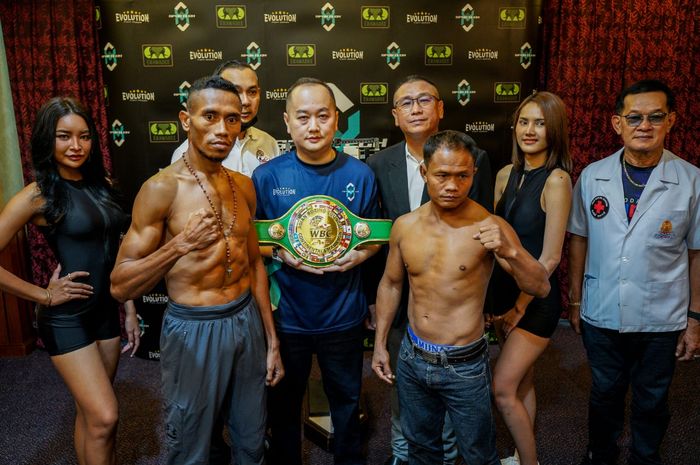 Petinju Indonesia, Jon Jon Jet (kiri) melakukan face-off dengan lawannya Wicha Phulaikhao disaksikan CEO XBC Sportech Urgyen Rinchen Sim dan pengawas pertandingan dari WBC Asia, Kol. Ohm dalam acara timbang badan resmi di Ambassador Hotel, Bangkok, Kamis, 13 Oktober 2022 