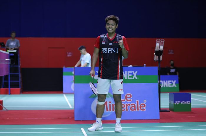 Pebulu tangkis tunggal putra Indonesia, Syabda Perkasa Belawa, saat berlaga pada babak 16 besar Indonesia International Challenge 2022 di Platinum Arena, Malang, Jawa Timur, Kamis (13/10/2022)