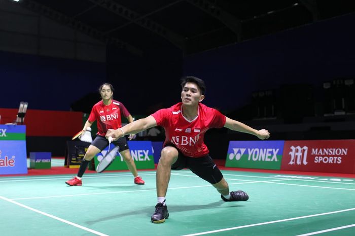 Pasangan ganda campuran Indonesia,  Adnan Maulana/Nita Violina Marwah, saat berlaga pada babak ajang Indonesia International Challenge 2022 di Platinum Arena, Malang, Jawa Timur, Kamis (13/10/2022)