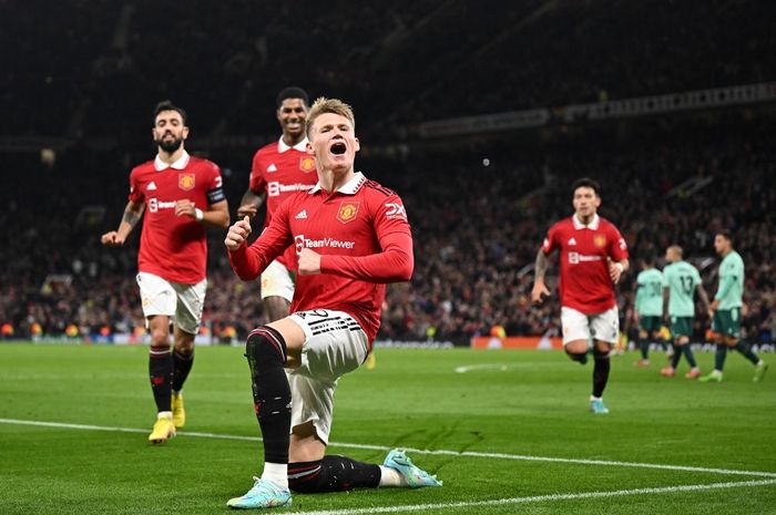 Gelandang Manchester United, Scott McTominay, merayakan gol ke gawang Omonia Nicosia dalam laga Grup E Liga Europa di Stadion Old Trafford, Kamis (13/10/2022).