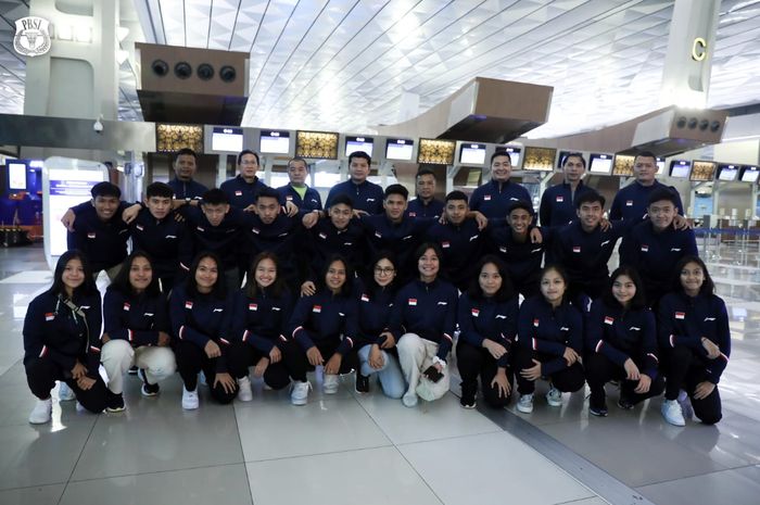 Skuad Indonesia sebelum keberangkatan ke Kejuaraan Dunia Junio 2022, di bandara Internasional Soekarno-Hatta di Tangerang, Jumat (14/10/2022)