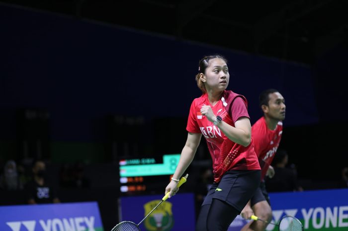 Pasangan ganda campuran Indonesia,  Ghana Muhammad Al Ilham/Indah Cahya Sari Jamil, saat berlaga pada babak perempat final Indonesia International Challenge 2022 di Platinum Arena, Malang, Jawa Timur, Jumat (14/10/2022)