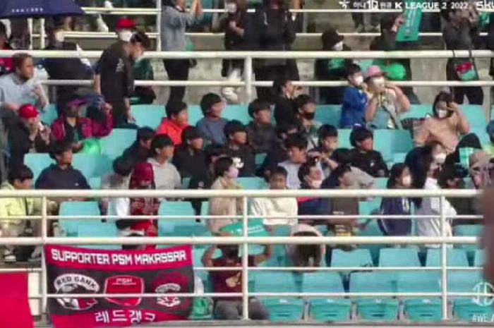 Bendera suporter PSM Makassar terpampang dalam Pertandingan Ansan Greeners FC vs Daejeon Citizen FC pada pekan terakhir K-League 2022 sedang berlangsung di Stadion Ansan, Sabtu (15/10/2022).