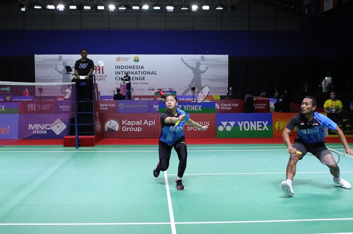 Pasangan ganda campuran Indonesia,  Ghana Muhammad Al Ilham/Indah Cahya Sari Jamil, saat berlaga pada babak semifinal Indonesia International Challenge 2022 di Platinum Arena, Malang, Jawa Timur, Sabtu (15/10/2022)