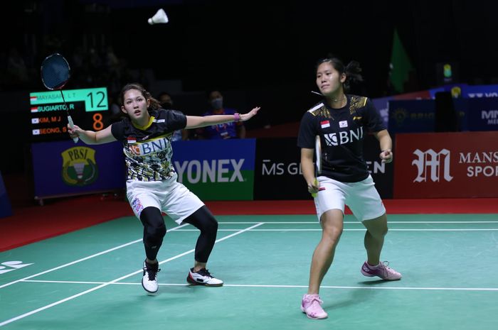 Pasangan ganda putri Indonesia,  Lanny Tria Mayasari/Ribka Sugiarto, saat berlaga pada babak semifinal Indonesia International Challenge 2022 di Platinum Arena, Malang, Jawa Timur, Sabtu (15/10/2022)