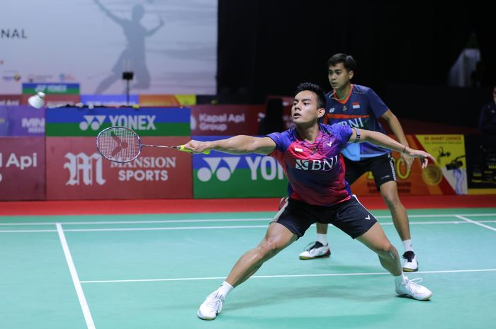 Pasangan ganda putra Indonesia,  Rahmat Hidayat/Pramudya Kusumawardana, saat berlaga pada babak semifinal ajang Indonesia International Challenge 2022 di Platinum Arena, Malang, Jawa Timur, Sabtu (15/10/2022)