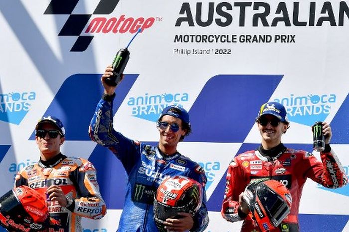 Dari kiri ke kanan, Marc Marquez (Repsol Honda), Alex Rins (Suzuki), dan Francesco Bagnaia (Ducati) di podium setelah balapan MotoGP Australia 2022 di Sirkuit Phillip Island, Minggu (16/10/2022).