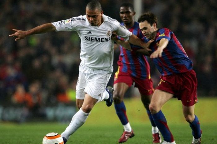 Ronaldo (kiri) berduel dengan Andres Iniesta dalam laga el clasico antara Barcelona vs Real Madrid di Camp Nou (1/4/2006).