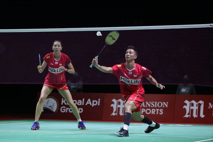 Pasangan ganda campuran Indonesia, Dejan Ferdinansyah/Gloria Emanuelle Widjaja pada partai final Mansion Sports Malang Indonesia International Challenge 2022, Minggu (16/10/2022)