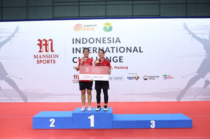 Pasangan ganda putri Indonesia, Lanny Tria Mayasari/Ribka Sugiarto pada penyerahan medali emas  turnamen Mansion Sports Malang Indonesia International Challenge 2022, Minggu (16/10/2022)