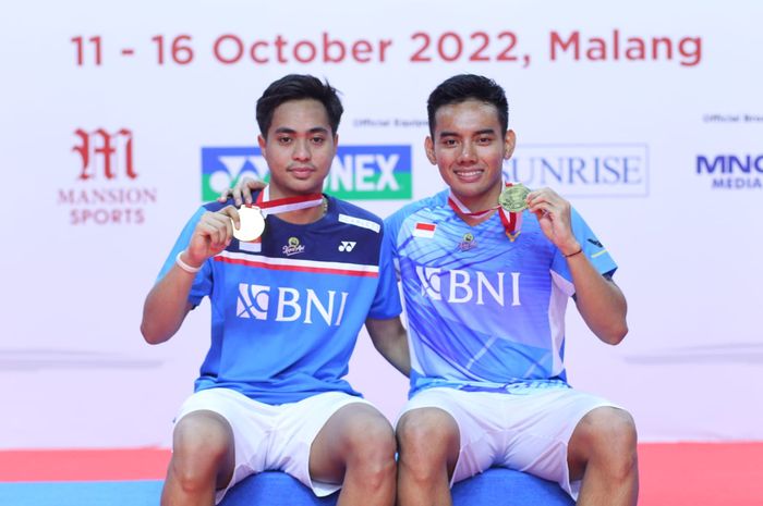 Pasangan ganda putra Indonesia Rahmat Hidayat/Pramudya Kusumawardana berhasil meraih medali emas pada turnamen Mansion Sports Malang Indonesia International Challenge 2022, Minggu (16/10/2022)