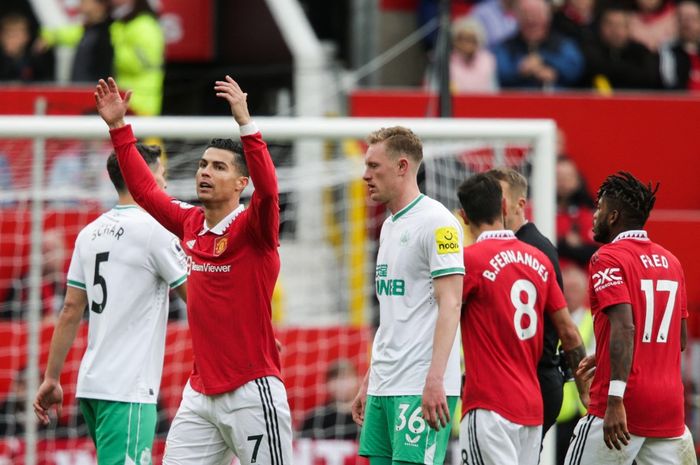 Reaksi Cristiano Ronaldo (kiri) dalam duel Liga Inggris Manchester United vs Newcastle United di Old Trafford (16/10/2022).