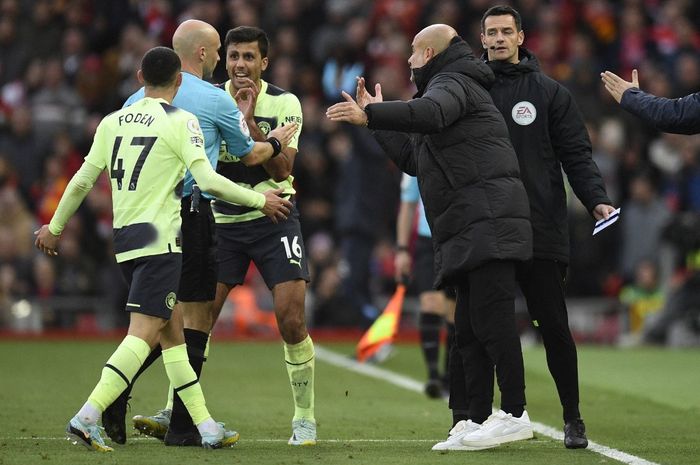 Pep Guardiola melakukan protes atas gol Phil Foden yang dianulir dalam duel Liverpool vs Manchester City pada lanjutan Liga Inggris di Anfield (16/10/2022).