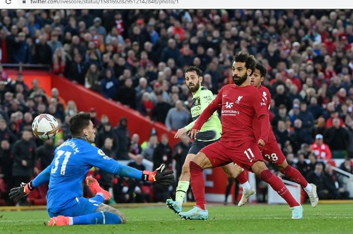 Winger Liverpool, Mohamed Salah, mencetak gol ke gawang Manchester City dalam partai pekan ke-11 Liga Inggris 2022-2023, Minggu (16/10/2022).