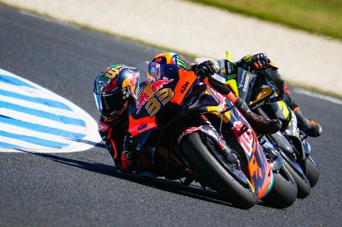 Pembalap Red Bull KTM, Brad Binder kala menggeber kuda besinya pada MotoGP Australia 2022, Minggu (16/10/2022) di Phillip Island, Australia.