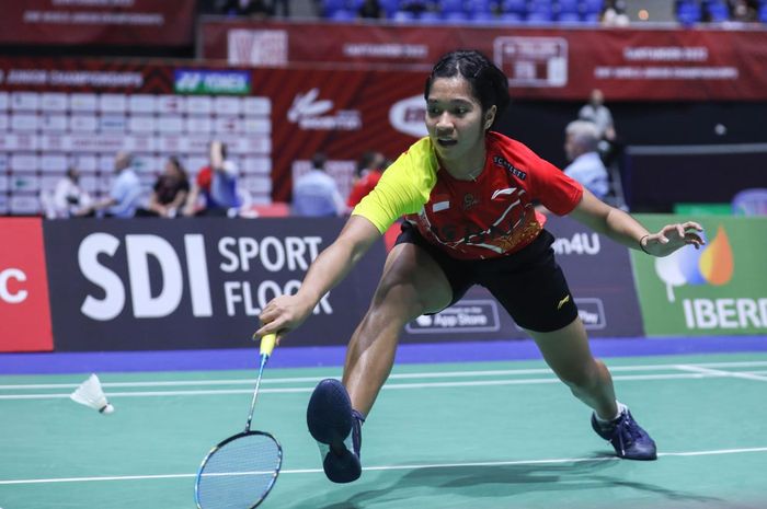 Pebulu tangkis tunggal putri, Ester Nurumi Tri Wardoyo saat tampil pada partai penentu nomor beregu Kejuaraan Dunia Junior 2022 melawan Latvia di Palacio de Deportes de Santander, Spanyol, Senin (17/10/2022).