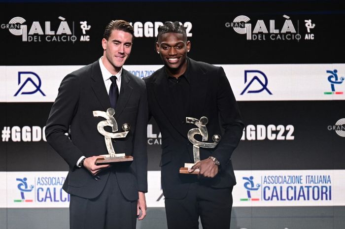 Rafael Leao (kanan) bersama Dusan Vlahovic dalam acara penganugerahan Gran Gala del Calcio di Fiera Milano (17/10/2022).