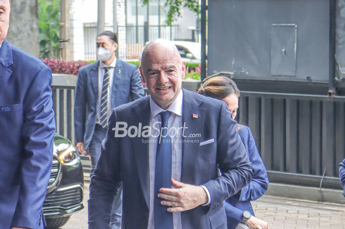 Presiden FIFA, Gianni Infantino (kanan), tampak tiba di GBK Arena, Senayan, Jakarta, 18 Oktober 2022.