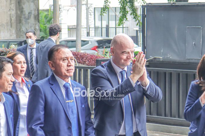 Presiden FIFA, Gianni Infantino (kanan), tampak sedang menyapa awak media ditemani Mochamad Iriawan selaku Ketua Umum PSSI di GBK Arena, Senayan, Jakarta, 18 Oktober 2022.