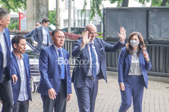 (Dari kiri ke kanan) Yunus Nusi selaku Sekretaris Jendral PSSI, Mochamad Iriawan sebagai Ketua Umum PSSI, Gianni Infantino selaku Presiden FIFA, dan Maaike Ira Puspita di GBK Arena, Senayan, Jakarta, 18 Oktober 2022.