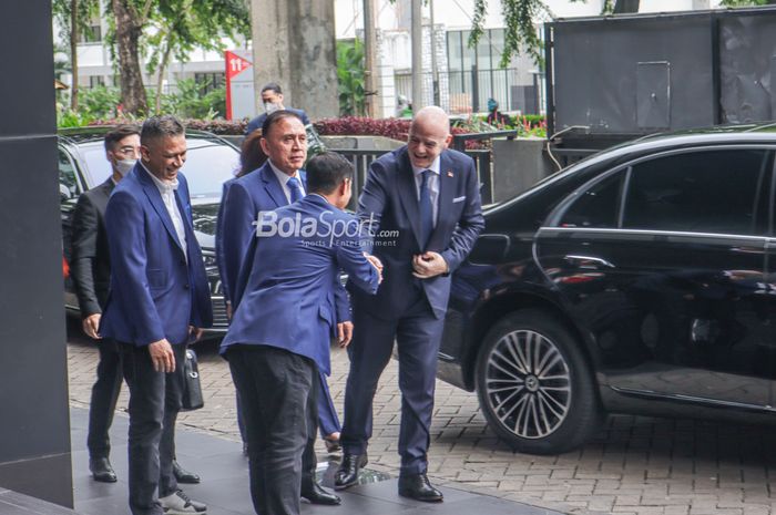 Presiden FIFA, Gianni Infantino (kanan), tampak disambut oleh sejumlah petinggi PSSI yakni Mochamad Iriawan (tengah) dan Iwan Budianto (kiri) di GBK Arena, Senayan, Jakarta, 18 Oktober 2022.